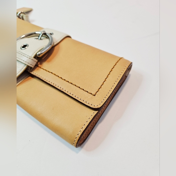 Coach Hampton Leather Beige White Wristlet Clutch Buckle Logo Charm 6694 - Picture 4 of 11